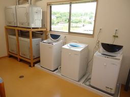 洗濯機が並ぶ部屋