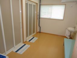 明るい居室の一角