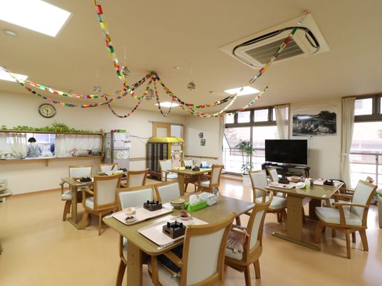 装飾された明るい食堂