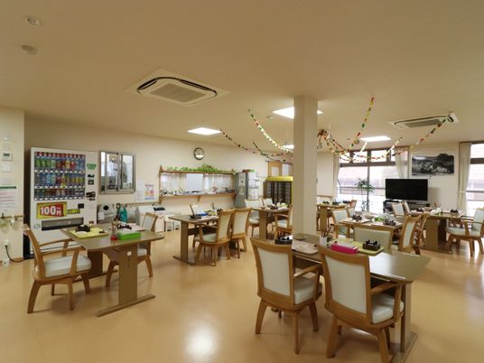 明るい食堂の様子