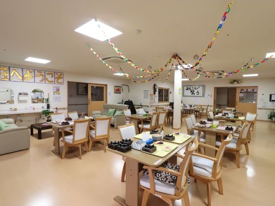 装飾つき広々とした食堂