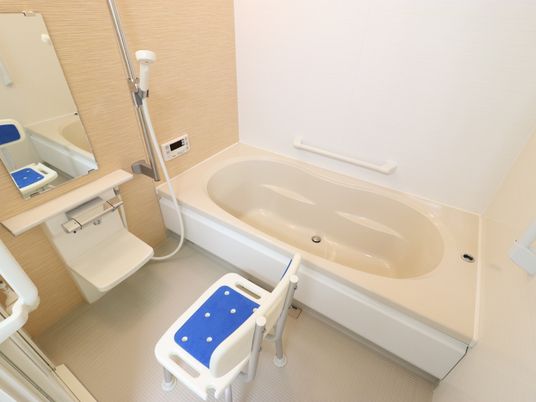 バリアフリー設計の浴室