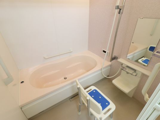 バリアフリー設計の浴室