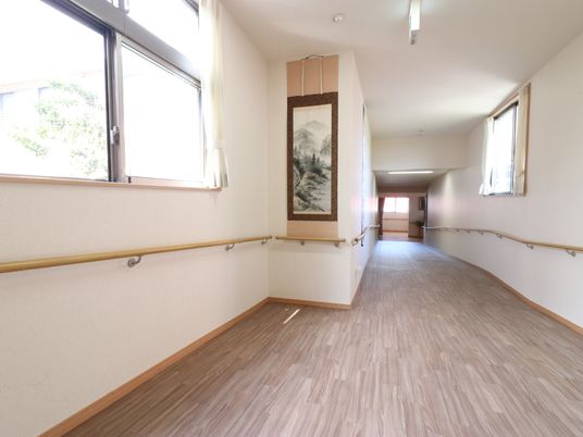明るい手すり付き廊下