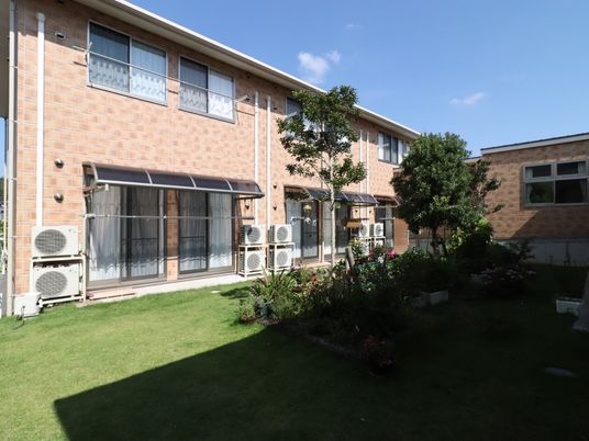 庭と建物の外観