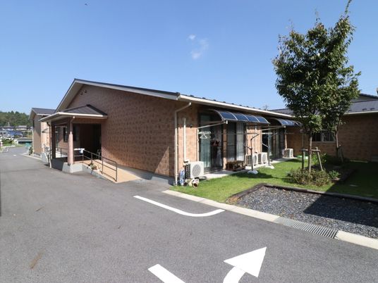 庭付きの一戸建て施設外観