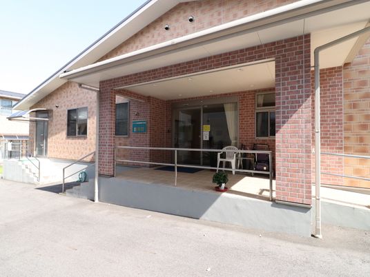 明るい入り口の施設外観