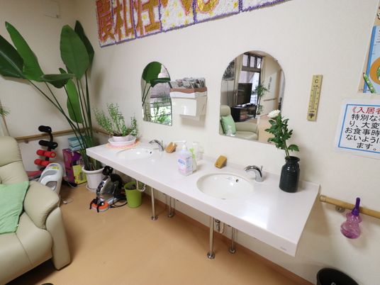 明るい洗面台とリビング