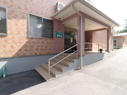 赤レンガの建物のエントランス