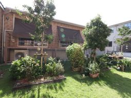 緑豊かな中庭の風景