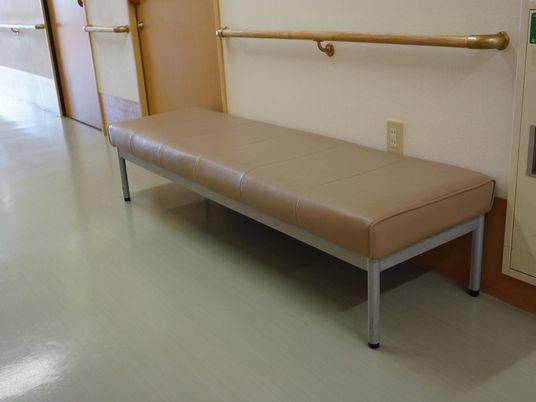 休憩用のベンチ廊下