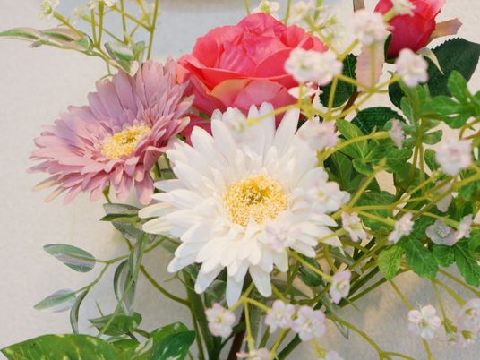 色とりどりの造花アレンジメント