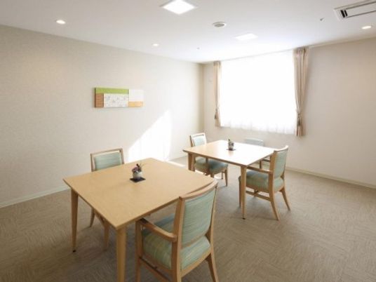 明るい食事スペース