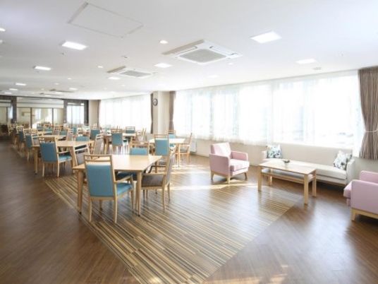 広々とした明るい食堂