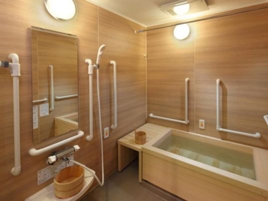 バリアフリー設計の浴室