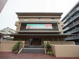 建物の外観と入口