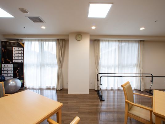 機能訓練室の明るい空間