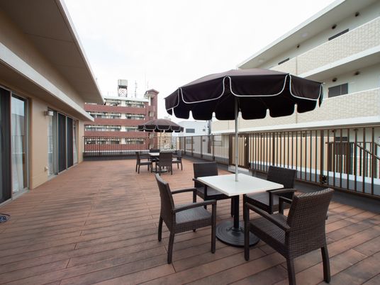 広々とした施設のテラス