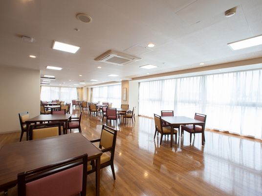 広々とした明るい食堂