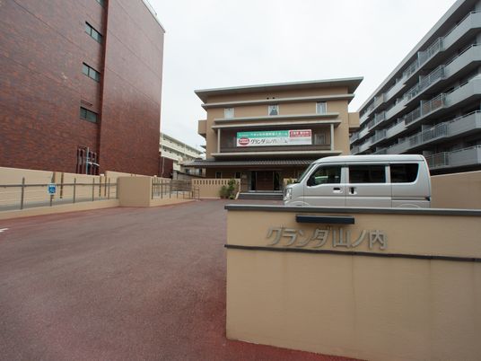 広々とした施設の外観