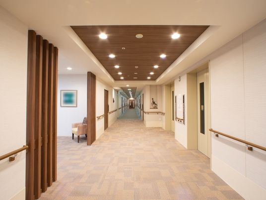 明るく広い廊下