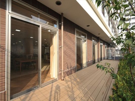 明るい中庭の景観