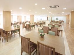 明るい食堂の様子