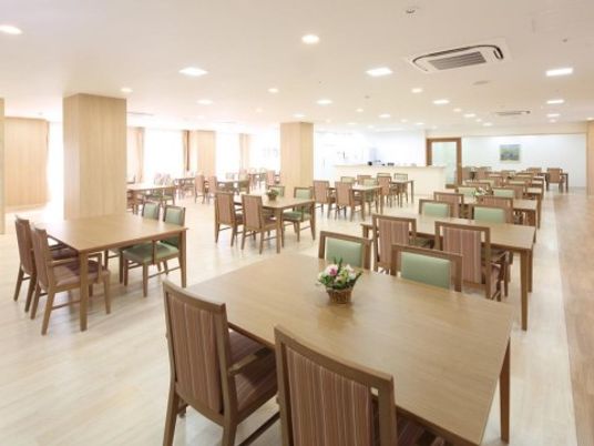 広々とした明るい食堂空間