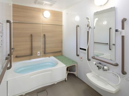 バリアフリー設計の浴室