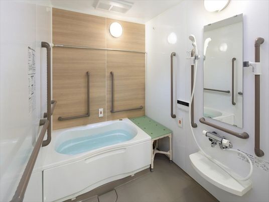 バリアフリー設計の浴室
