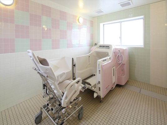 バリアフリー設計の浴室