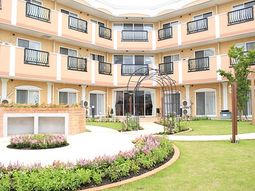 緑豊かな中庭の景色