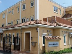 温かみのある外観の建物