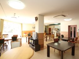 共用スペースの明るい室内