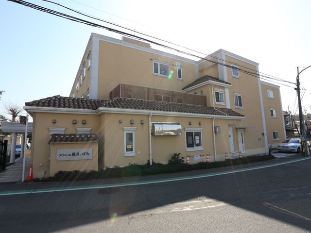 快適な施設の外観 外観 明るい色合いの建物で、清潔感が漂う落ち着いた雰囲気の外観です。通りからのアクセスも良好で、ご見学も歓迎しています。
