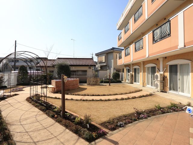 明るい中庭の風景 庭 ゆったりとした時間が流れる中庭です。四季を感じながらの散歩や憩いの場としてご利用いただけます。