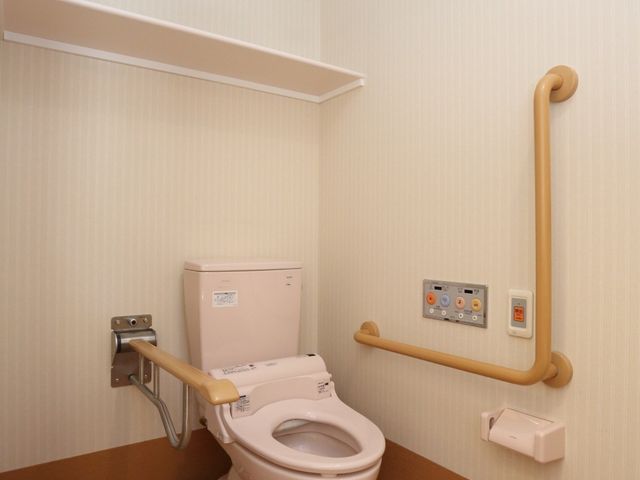 バリアフリートイレ設備 居室内トイレ 手すり付きで安全に配慮された清潔なトイレ空間です。ユニバーサルデザインが施され、さまざまなニーズに対応しています。