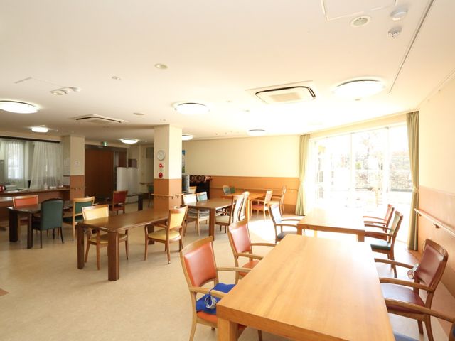 広々とした明るい食堂 共有スペース 窓から自然光が差し込む広々とした食堂です。様々な色のイスが並び、ゆったりとした食事の時間を過ごせます。