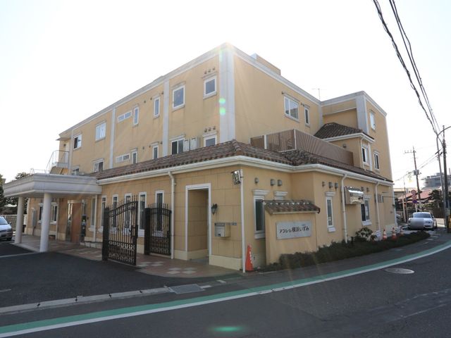 暖かみのある建物の外観