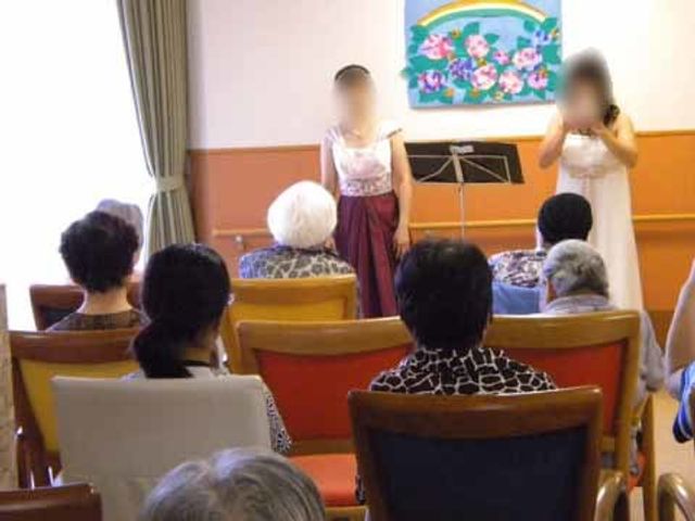 音楽演奏のイベント風景 プラン 音楽に耳を傾ける穏やかな時間を過ごす居住者の姿が印象的です。ゆったりとした雰囲気で行われている心温まる演奏イベントです。