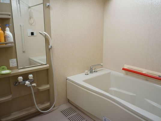 バリアフリー設計の浴室 