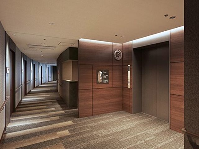 清潔な廊下とエレベーター 廊下 落ち着いた色合いの廊下は清潔感に溢れ、行き来する人々に優しい雰囲気を提供します。安全な歩行空間が確保されております。