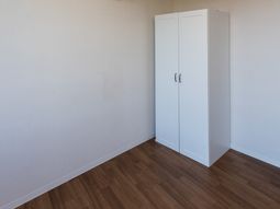 白いクローゼットの部屋