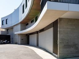 モダンな建物外観