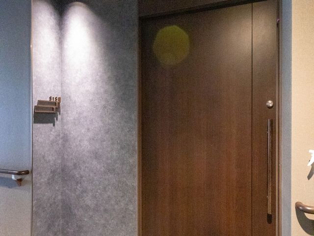 落ち着いた扉の廊下 廊下 重厚感のある扉が設置された廊下です。静かな雰囲気が保たれています。