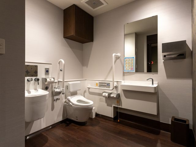 使いやすいトイレ トイレ 広々としたバリアフリー対応のトイレで、安心してご利用いただけます。木目調の落ち着いた雰囲気です。