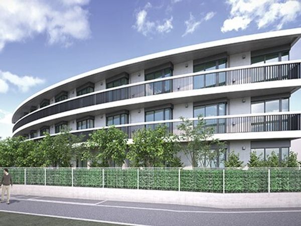 白い建物と緑豊かな外観