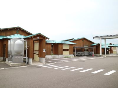 木造の建物と駐車スペース
