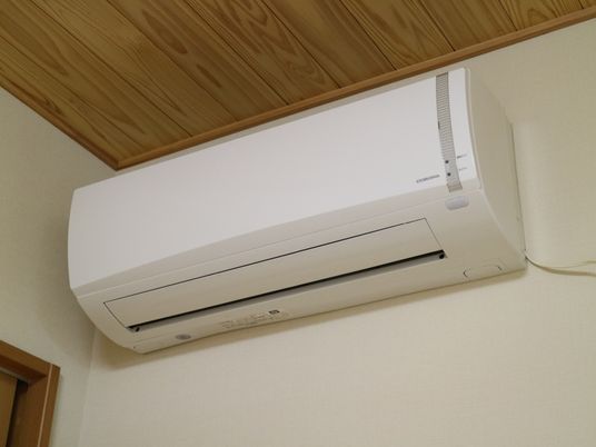 壁掛け型のエアコン