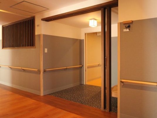 廊下は各所に木材が使われており、和を感じることができる暖かなものである。手すりもついており、転倒の心配なく暮らせる。